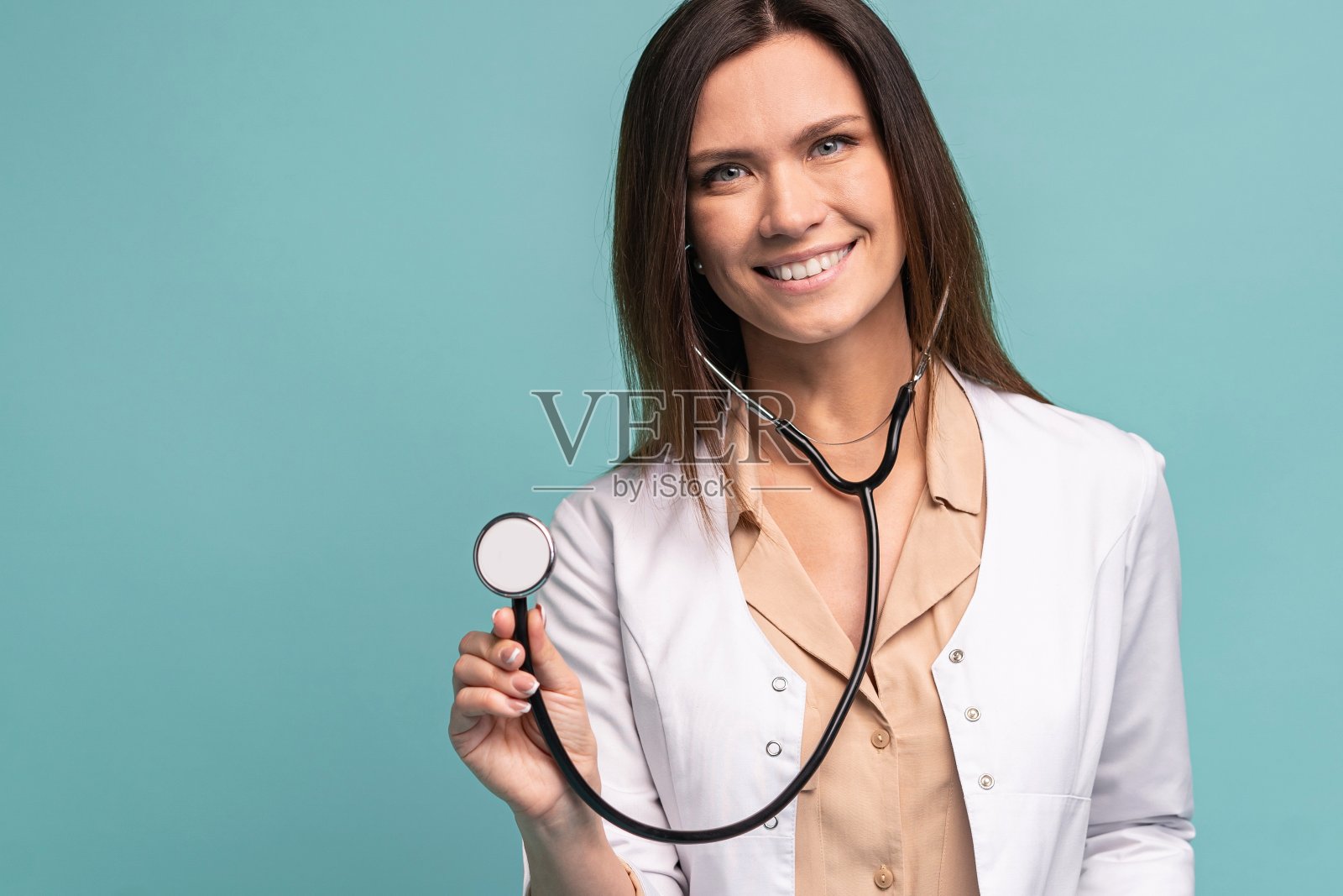 年轻、聪明、专业的医生孤立在浅蓝色。照片摄影图片