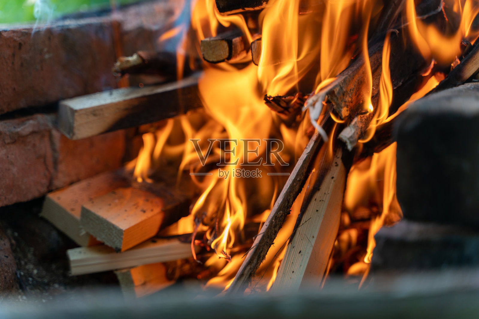 在自然界中燃烧木材。在山区的自然旅游营地中营火。火焰和火焰火花在黑暗的抽象背景。烹饪户外烧烤。地狱的火元素。照片摄影图片