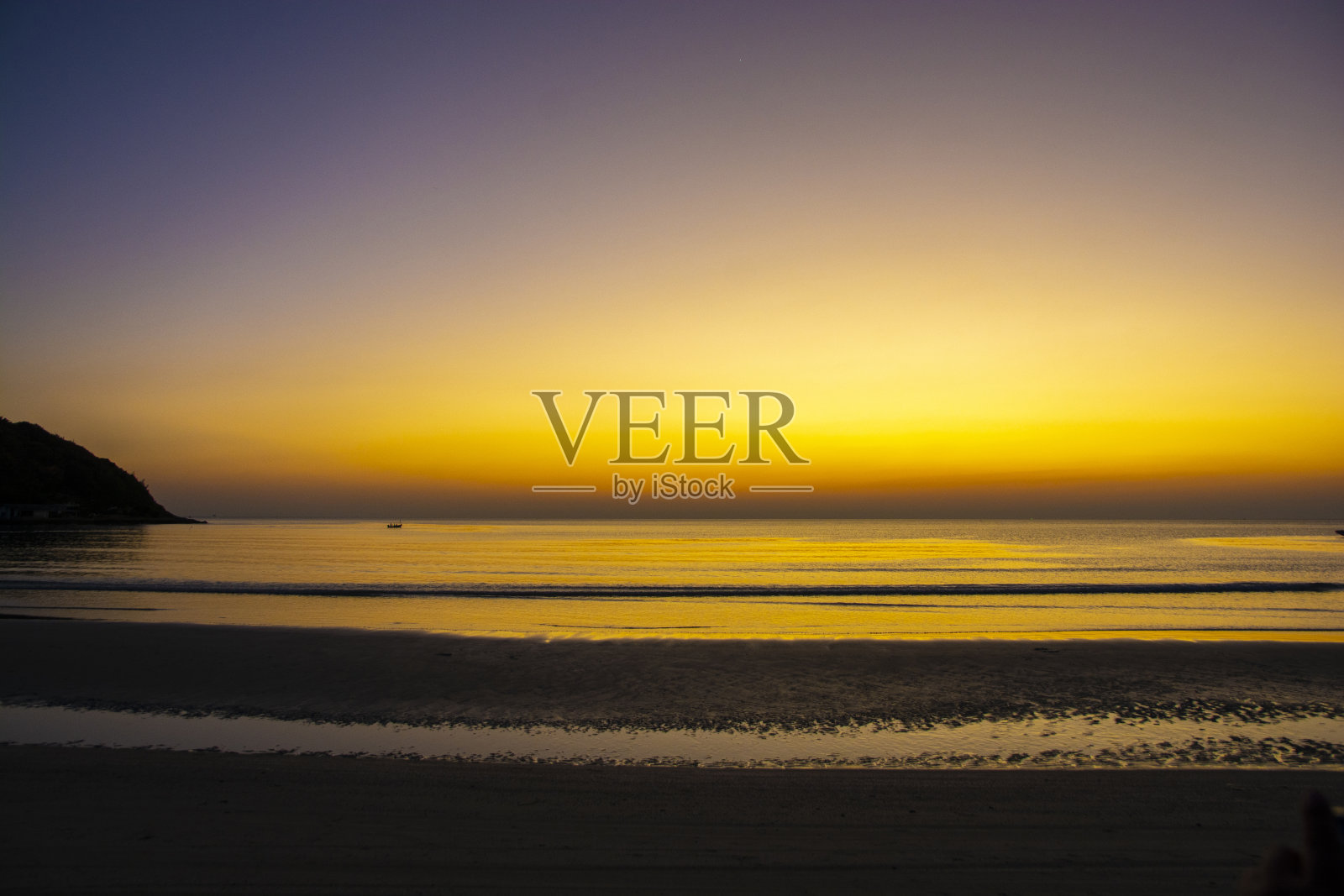 多彩的海滩日出与深蓝色的天空和阳光。照片摄影图片