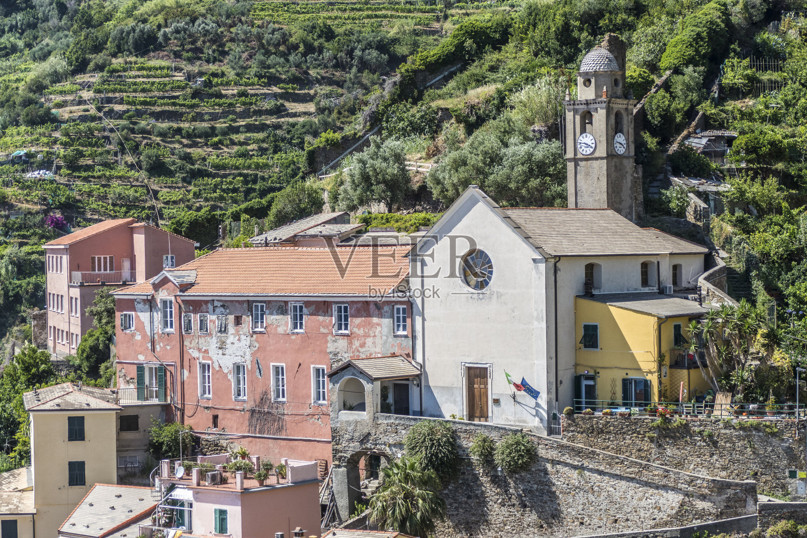 鸟瞰图Vernazza教堂在五楼照片摄影图片