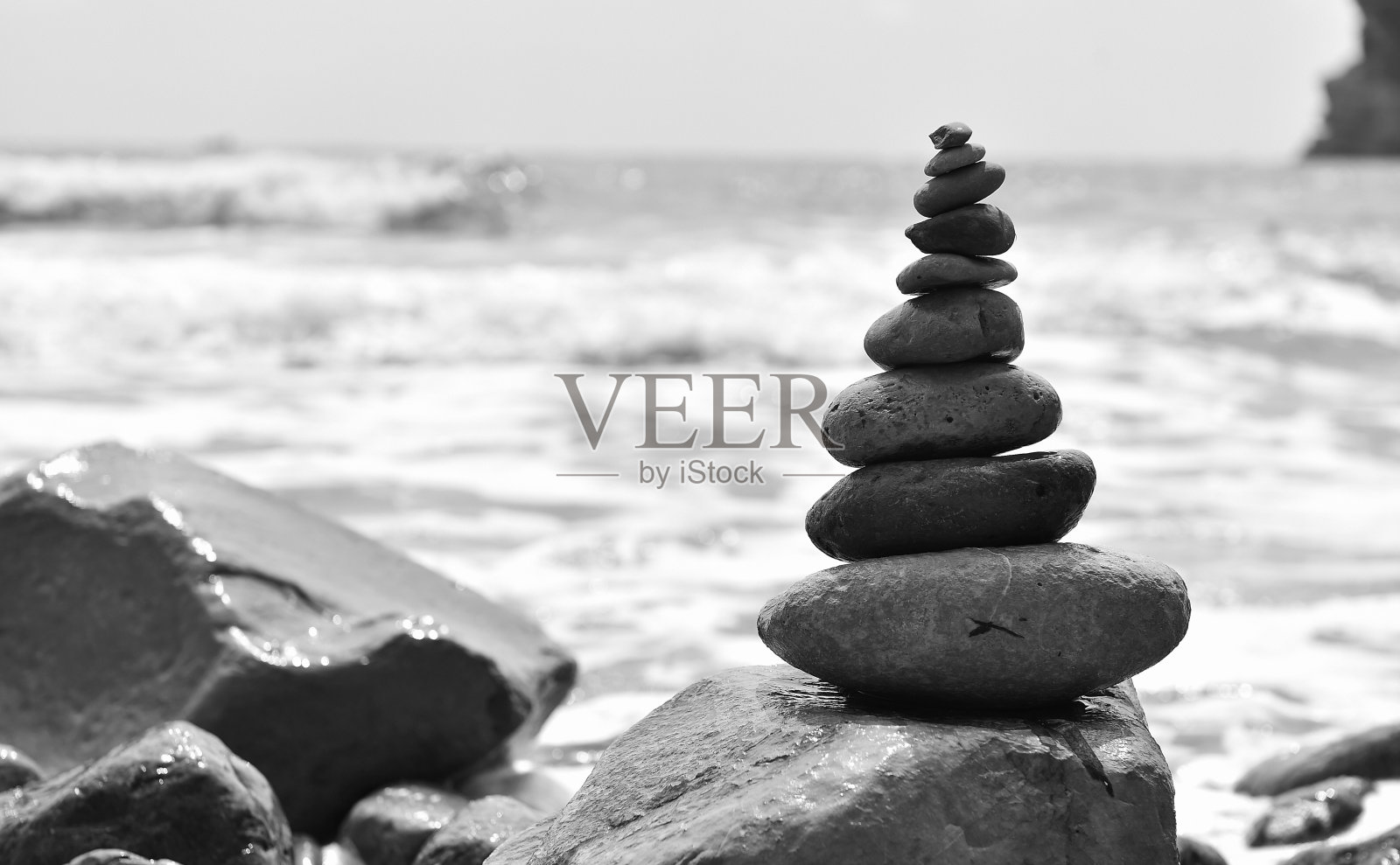 海滩上的石塔照片摄影图片