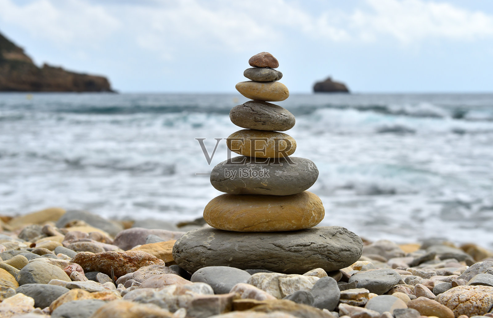 海滩上的石塔照片摄影图片