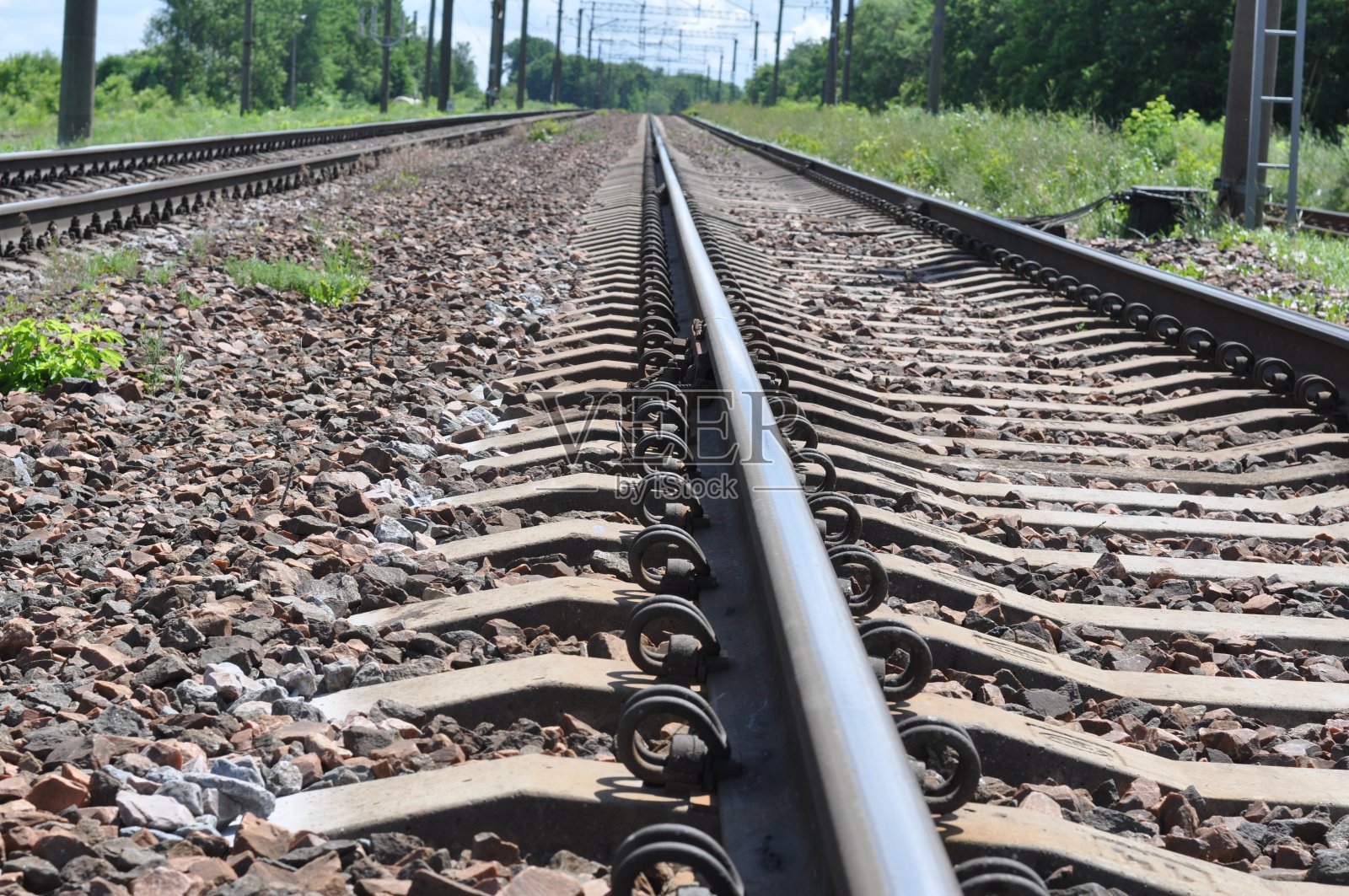 铁轨向前方延伸。照片摄影图片