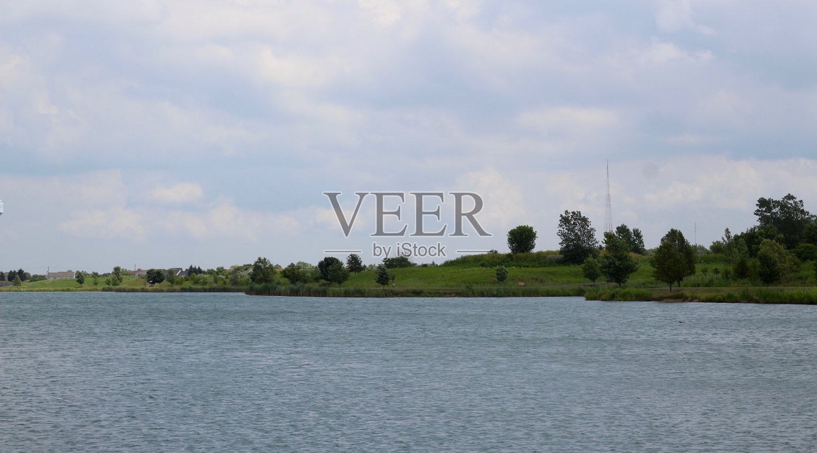 平静的阴天在湖边照片摄影图片