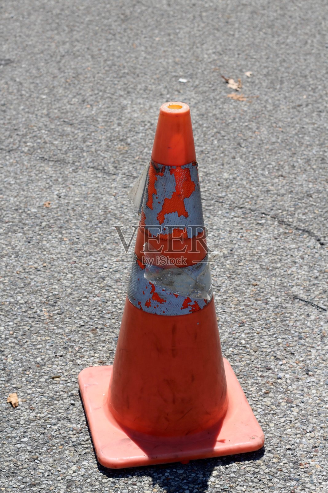 人行道上的橙色交通锥照片摄影图片