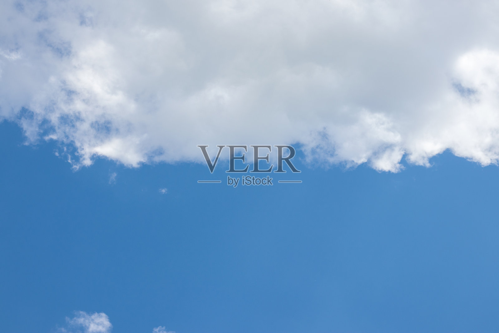 蓝色的天空和小云朵的背景照片摄影图片