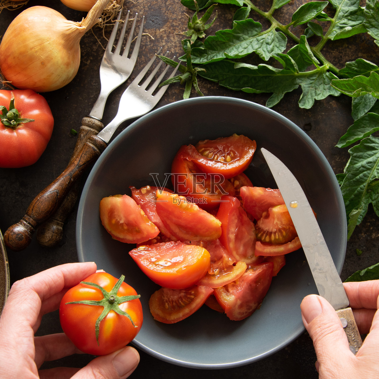 俯视图的妇女手准备自制番茄沙拉。健康国家食品，节食和饮食理念照片摄影图片