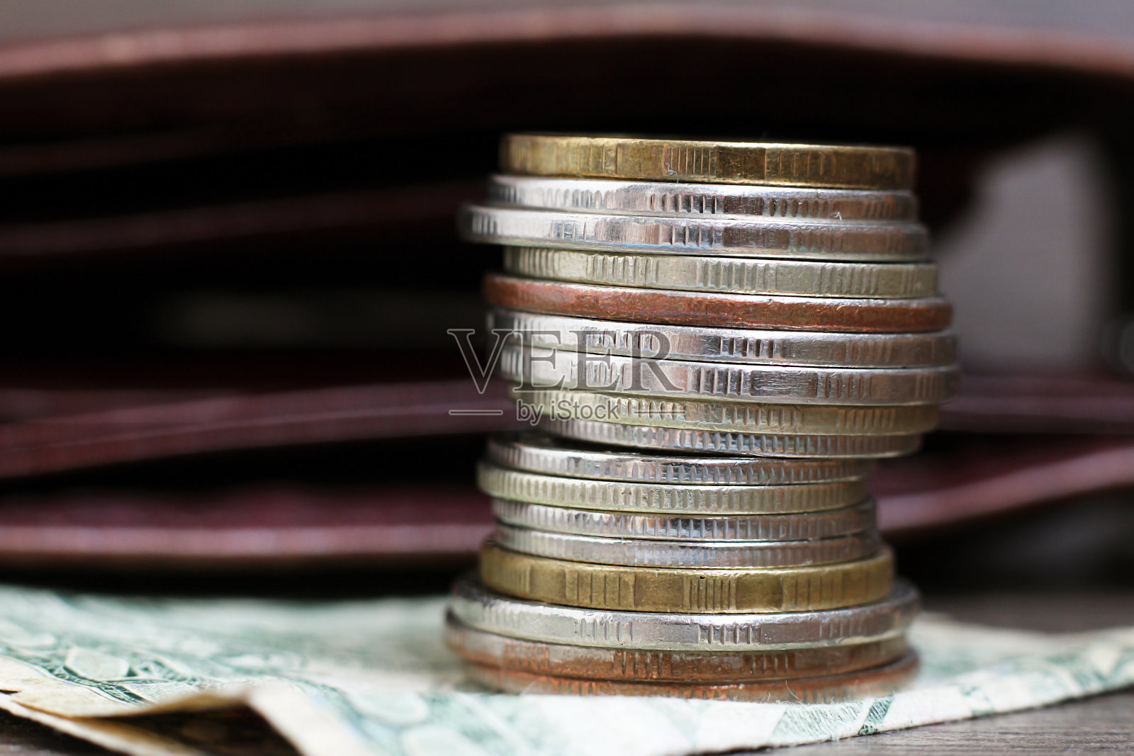 成堆的银币和金币照片摄影图片