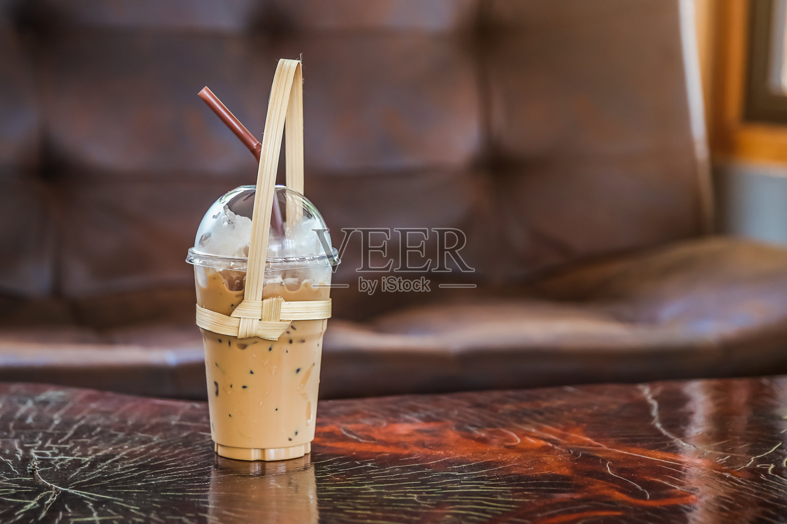 一杯冰咖啡与竹手提袋携带拯救世界，无塑料袋日照片摄影图片