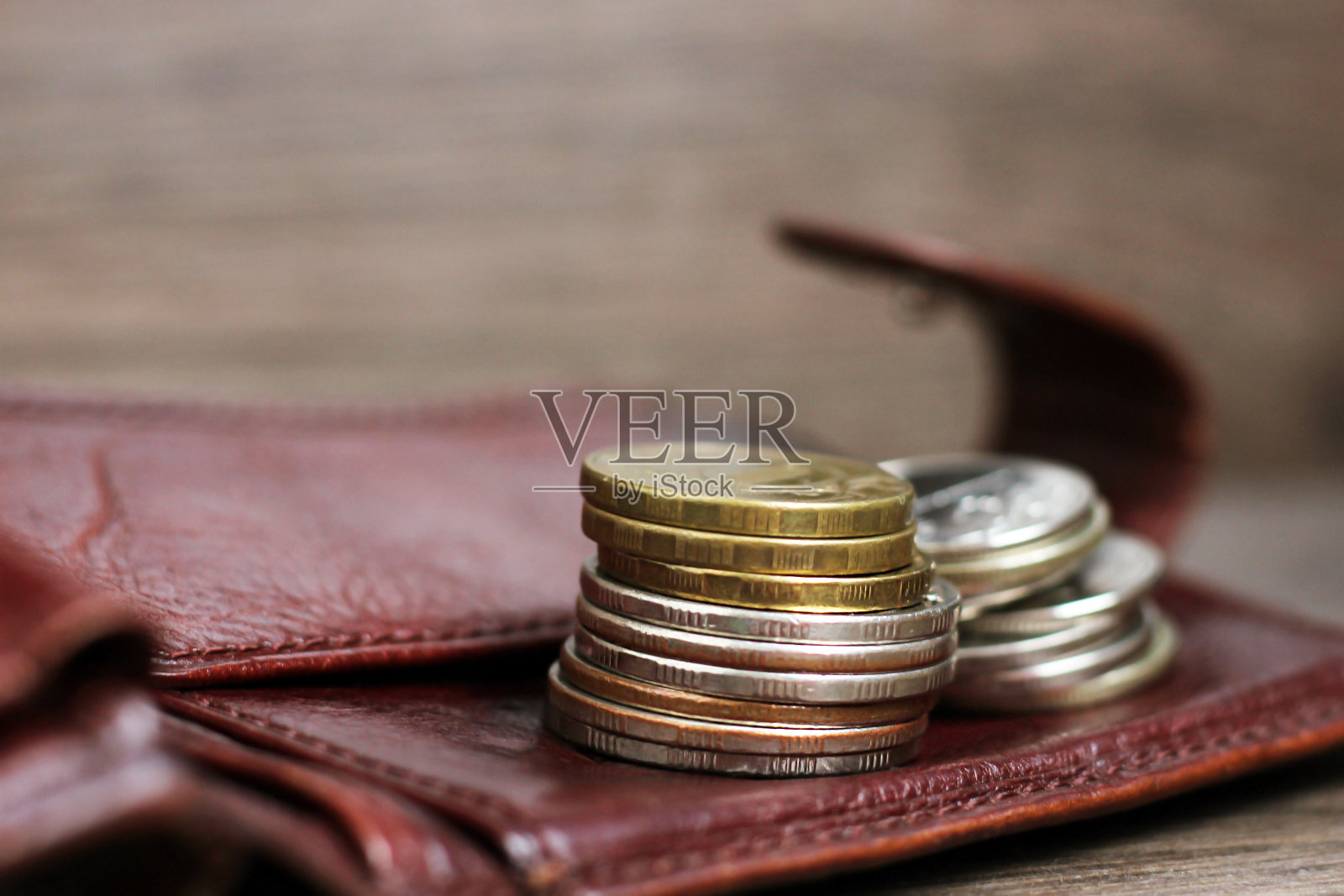 成堆的银币和金币照片摄影图片