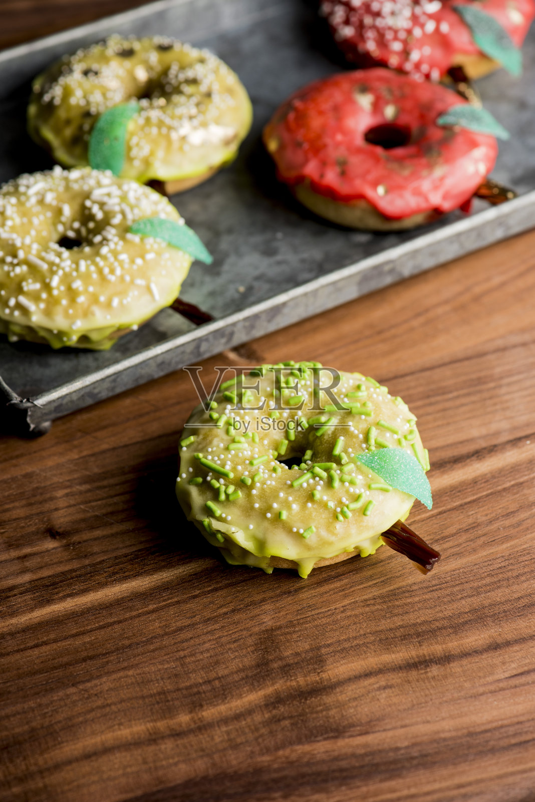 油炸甜甜圈或甜甜圈，涂上肉桂，糖粉，与佛蒙特枫糖浆和香脆培根一起食用。经典的美国餐厅早餐或早午餐的最爱。照片摄影图片