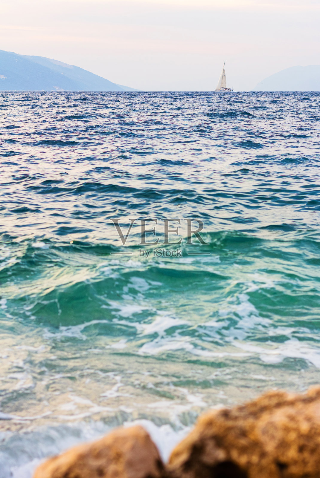 地中海的白色帆船照片摄影图片