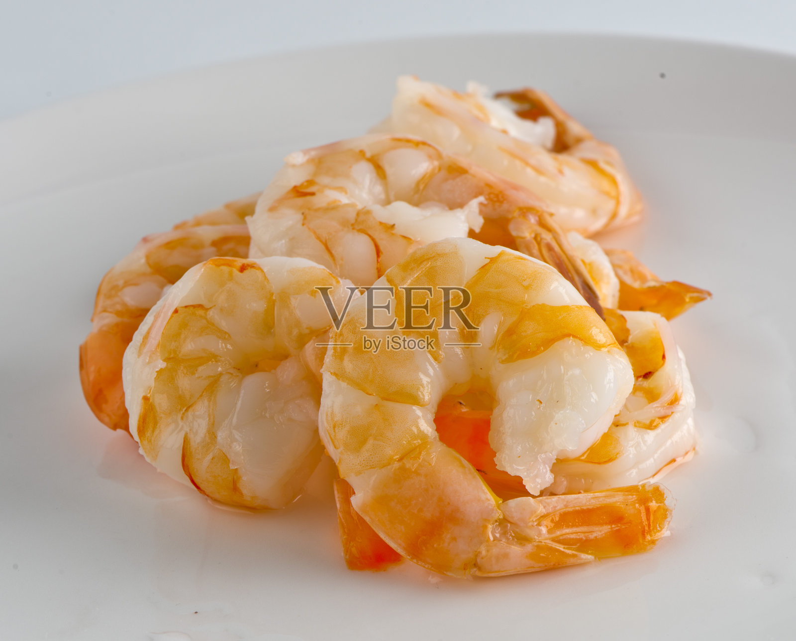 虾鸡尾酒。大虾通常在美国餐厅或法国小酒馆的高级餐厅供应。经典开胃菜餐厅。照片摄影图片