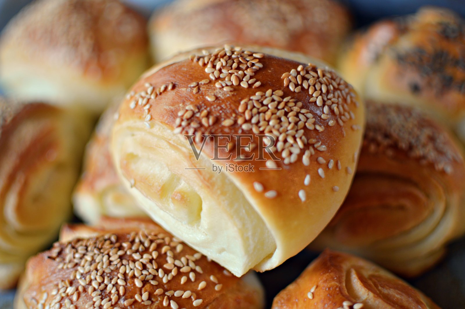 烤糕点与芝麻种子关闭照片摄影图片