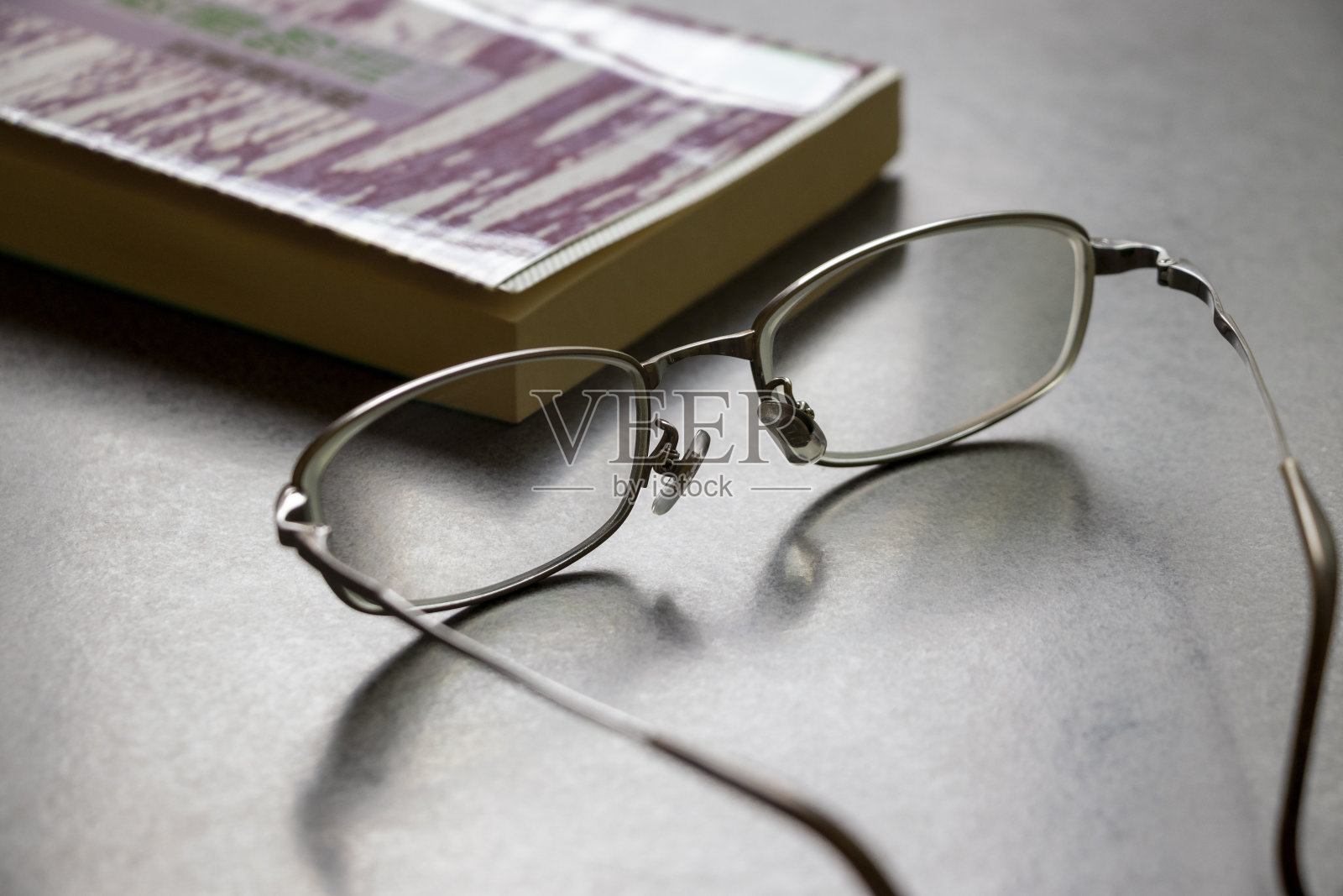 玻璃杯和书放在桌子上照片摄影图片