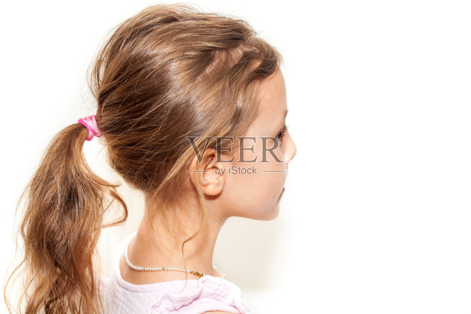 戴珍珠项链的女孩照片摄影图片