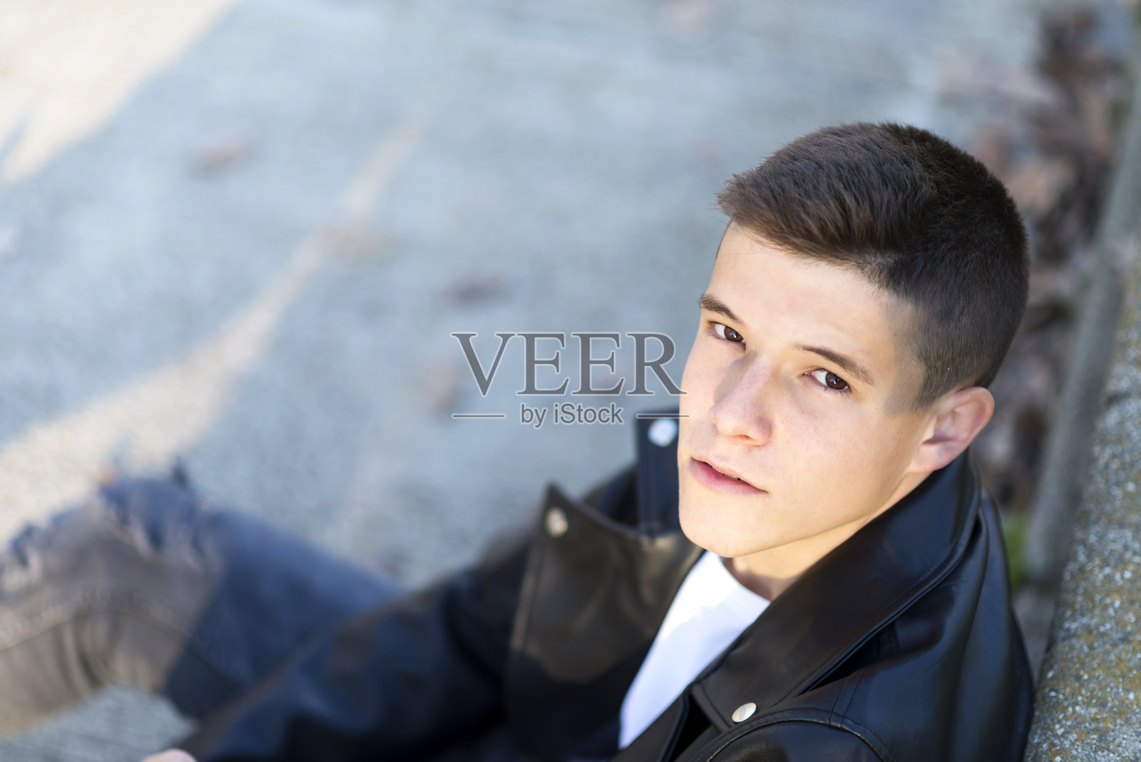 有魅力的金发年轻人从上面往下看照片摄影图片