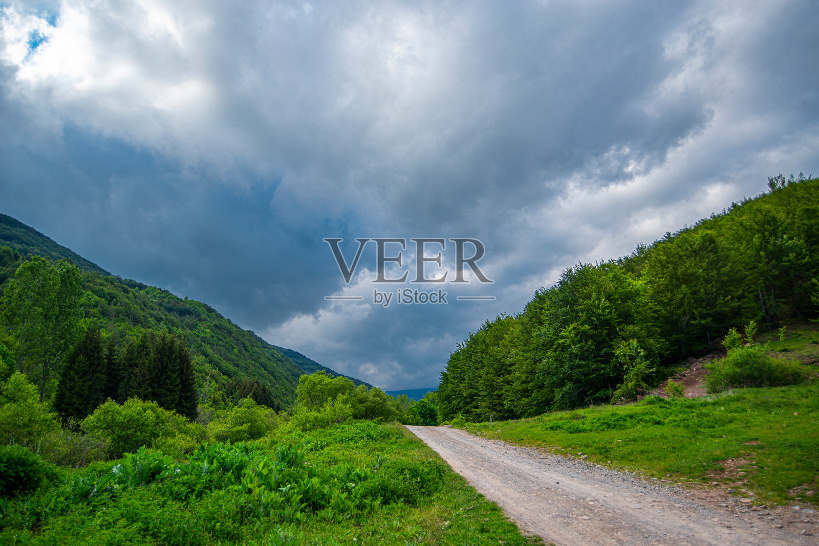 蜿蜒的道路在老山或斯达拉平原的乡间穿行照片摄影图片