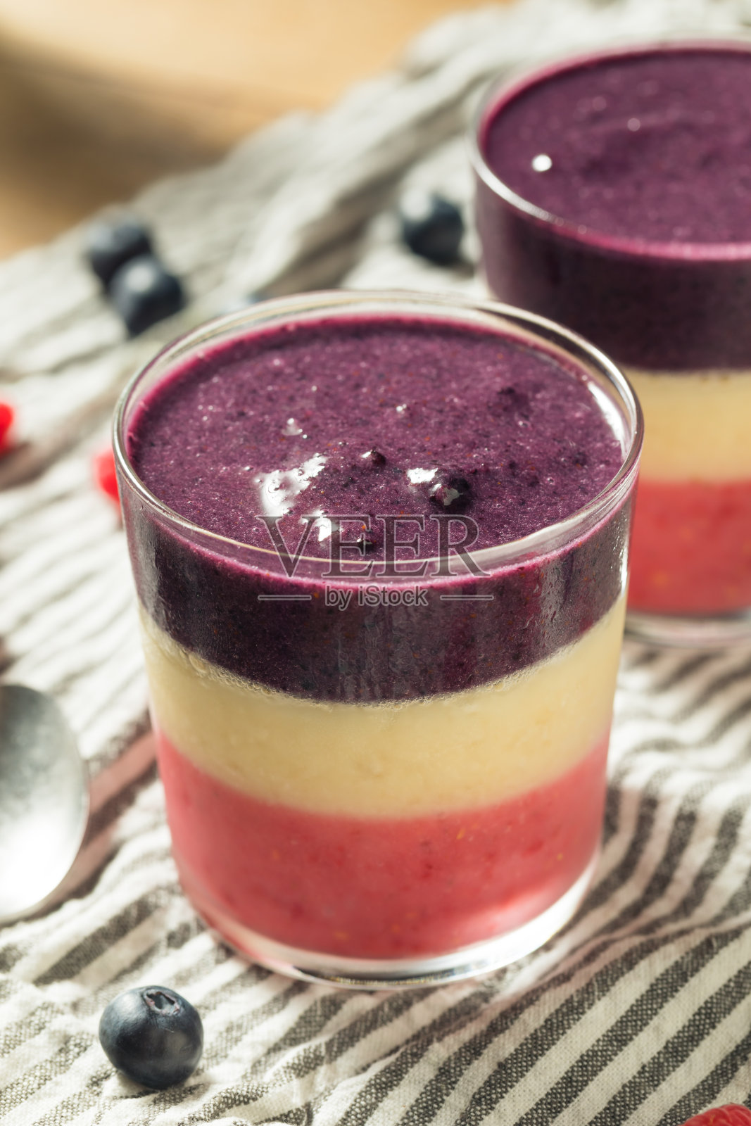 自制健康红白蓝早餐奶昔照片摄影图片