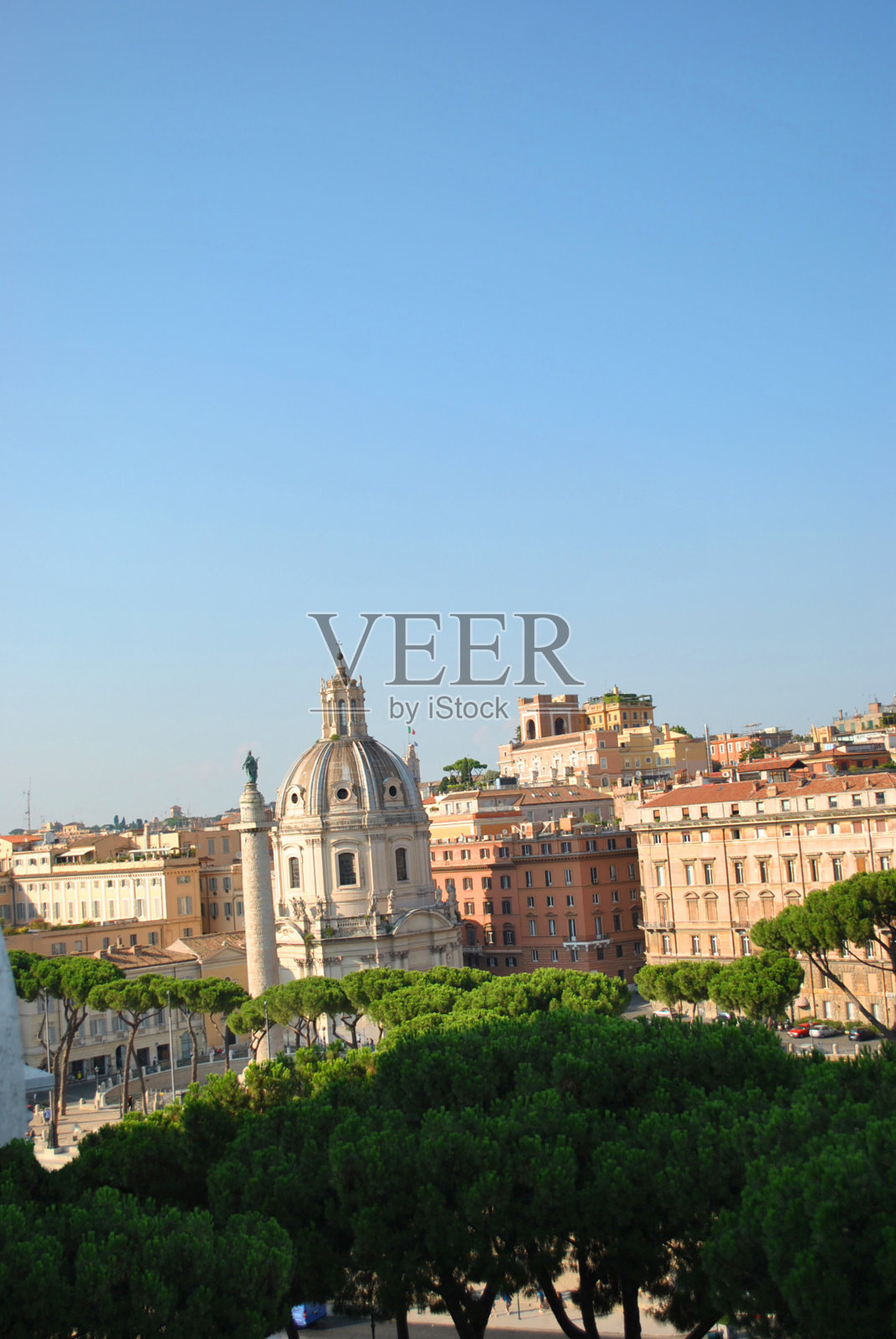 从上面看到的第一根循环柱图拉真柱和圣坛上的圣母玛利亚大教堂。照片摄影图片