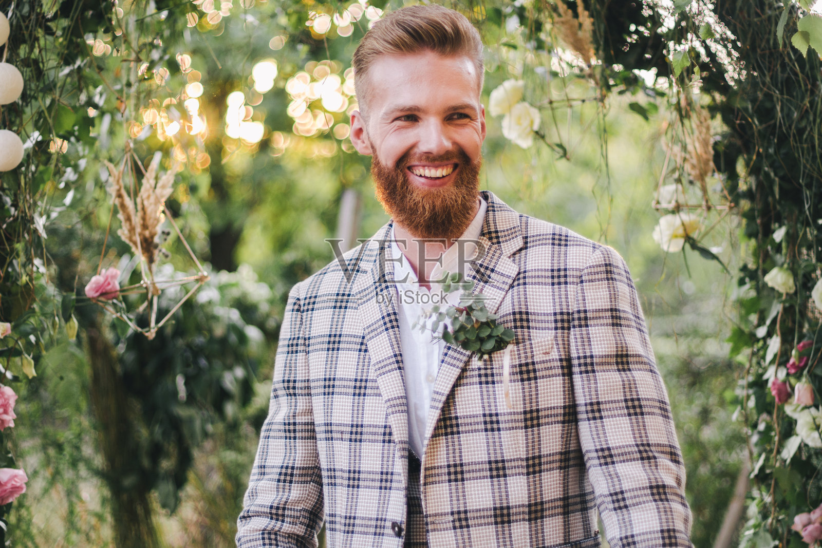 在阳光明媚的天气户外摆姿势的白人时尚胡须新郎肖像。长着胡子，穿着格子上衣的英俊男子。乡村风格婚礼上的男模特。穿着格子夹克的新郎照片摄影图片