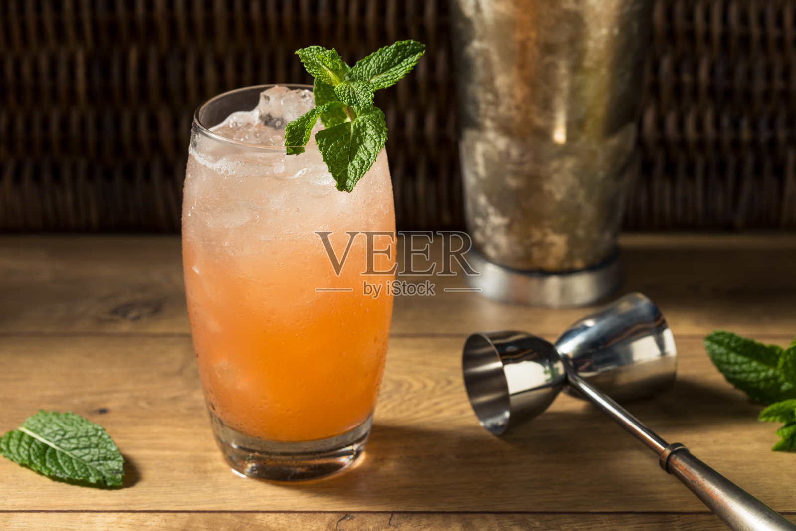 清爽甜种植园潘趣提基鸡尾酒照片摄影图片