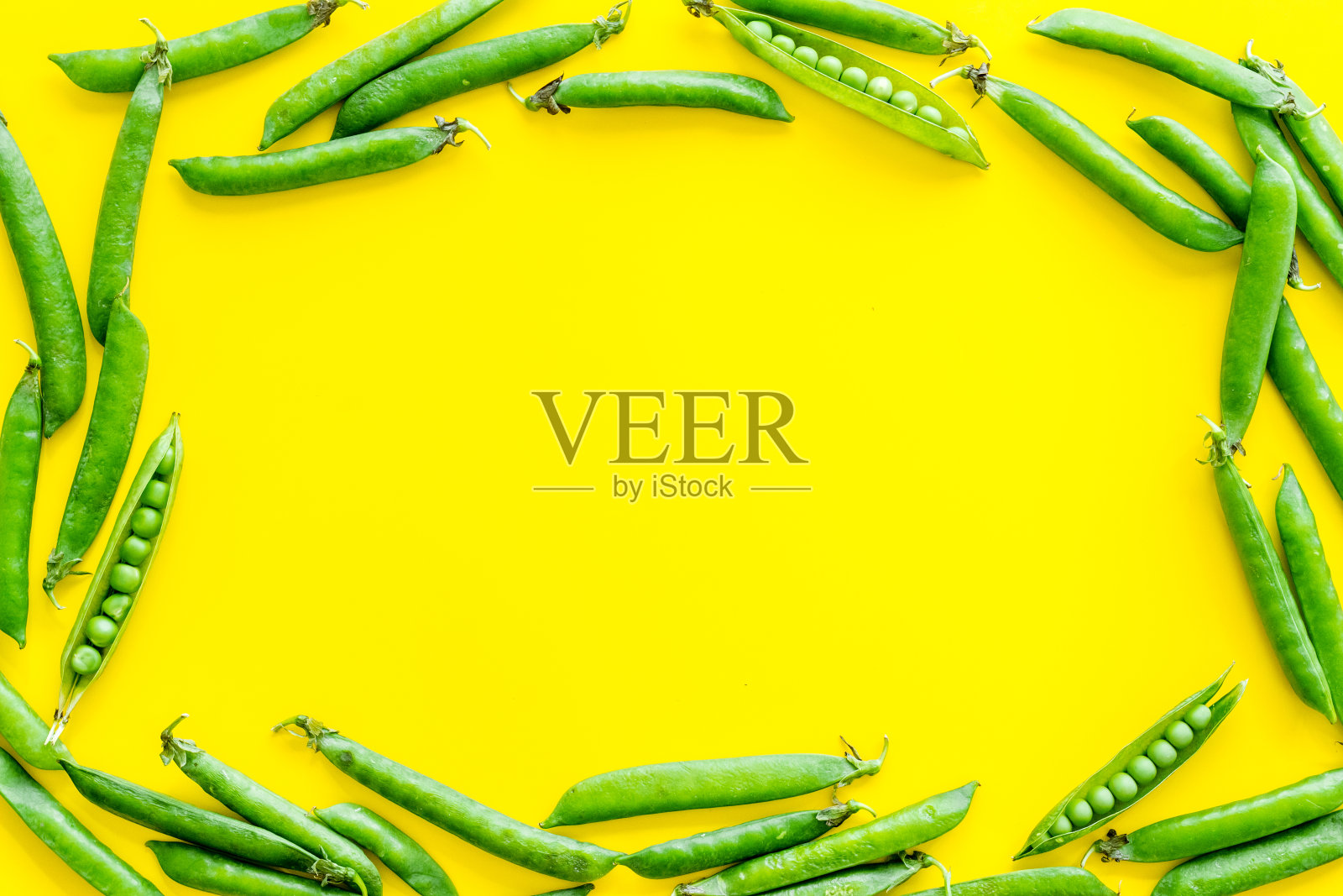 厨房的背景是绿色的豌豆荚和豌豆照片摄影图片