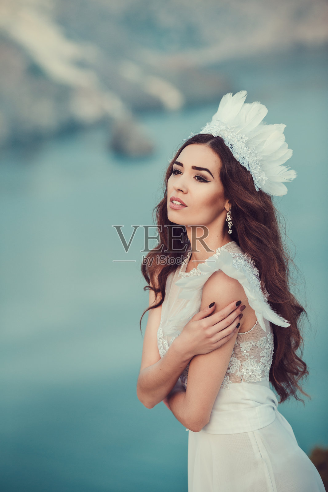 时尚美女的发型，穿着蓝色的连衣裙照片摄影图片