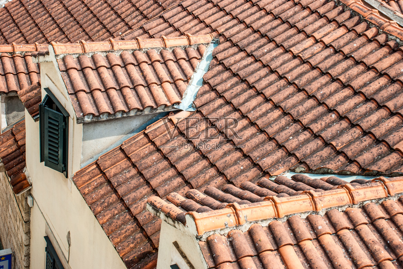 老城区的老瓦屋顶，从阳台上可以看到照片摄影图片