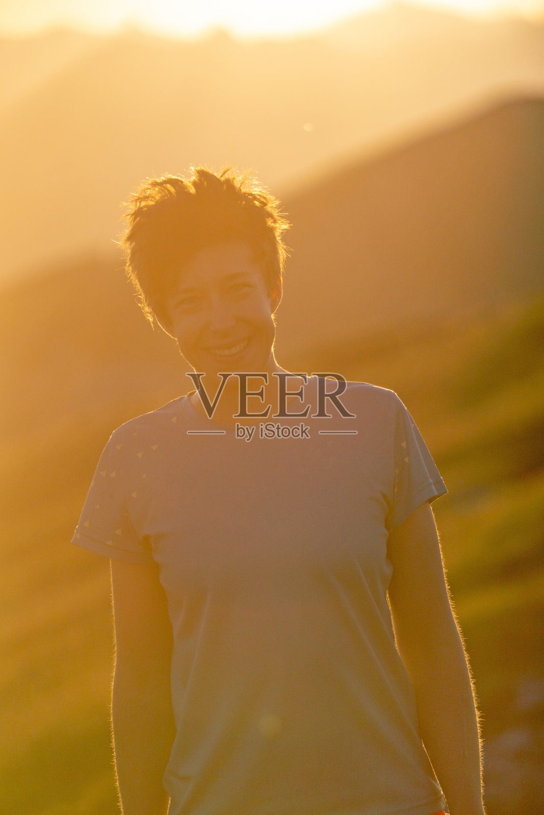 登山运动员攀登高山山脊照片摄影图片