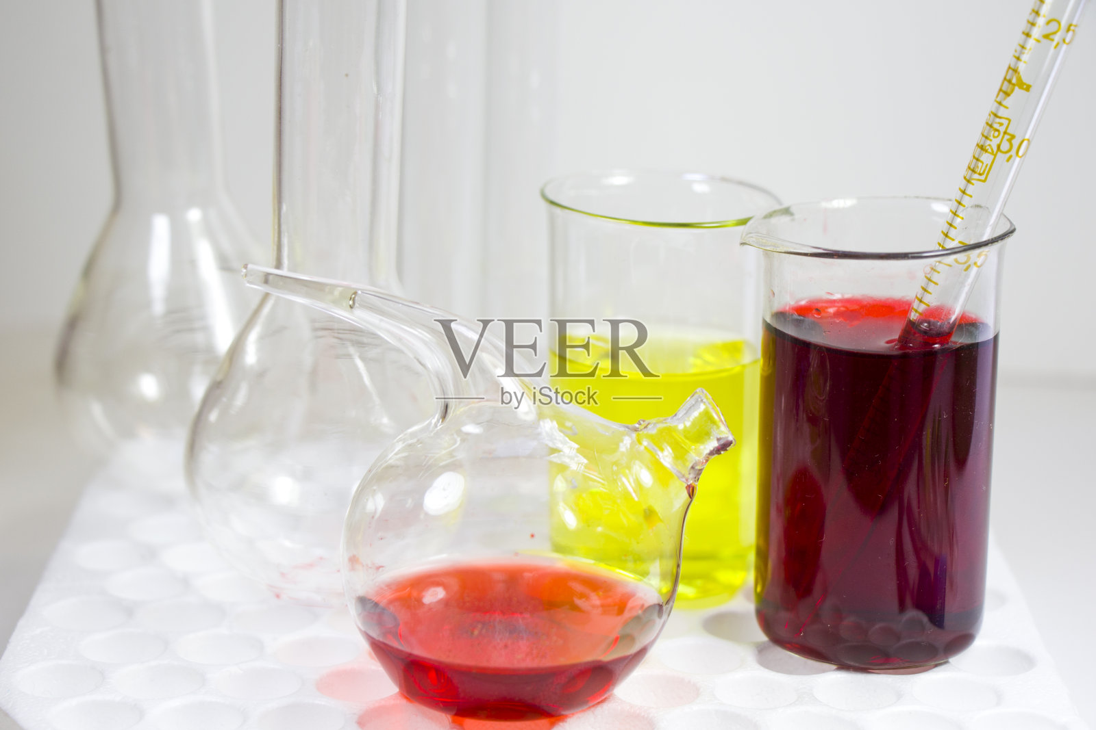 实验室化学液体元素和研究诊断，仪器和物体中的无菌台，玻璃器皿和移液管。工作室拍摄。照片摄影图片