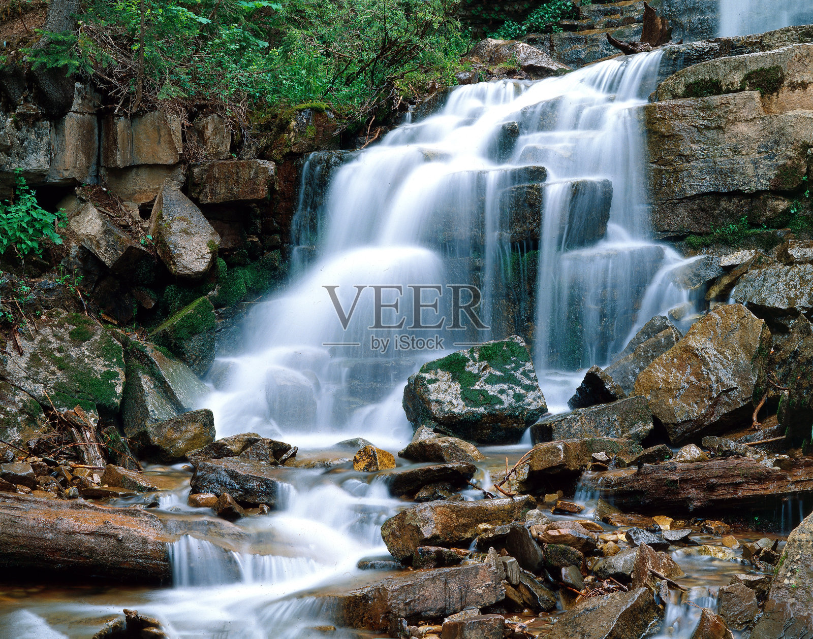 惊人的瀑布慢动作照片摄影图片