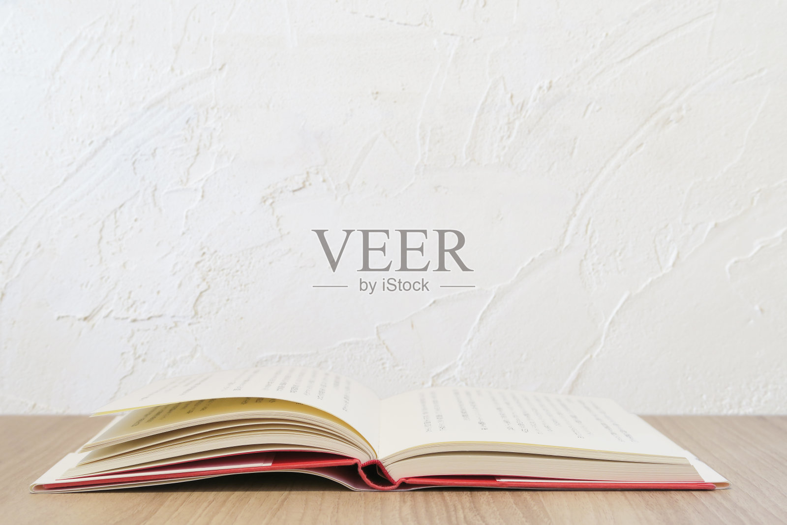 白色墙壁背景图像与阅读照片摄影图片