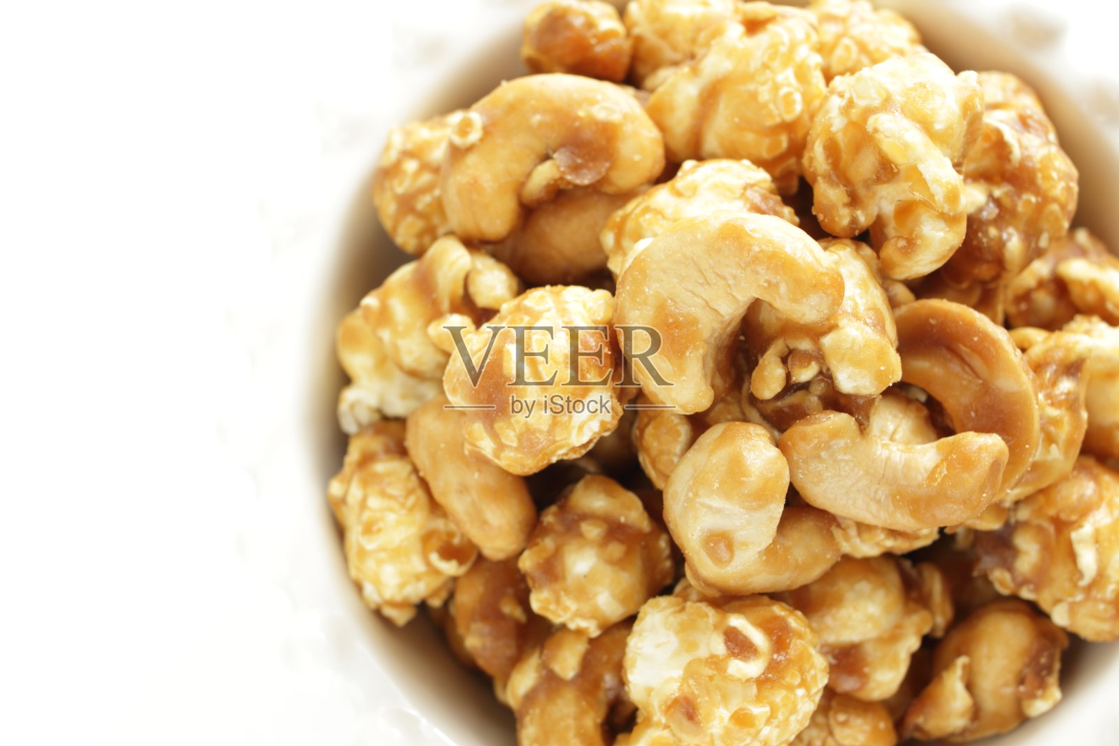 腰果和焦糖爆米花照片摄影图片