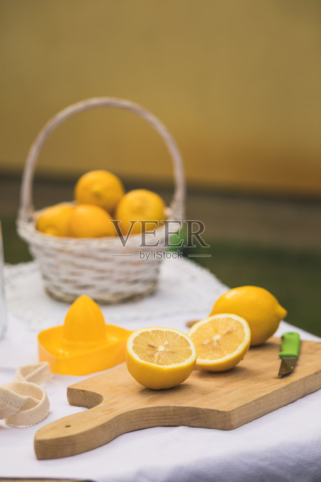 在家制作天然挤压柠檬水的场景照片摄影图片