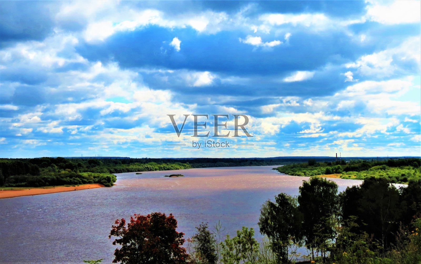 Vyatka河景观。俄罗斯基洛夫。美丽的大自然。照片摄影图片