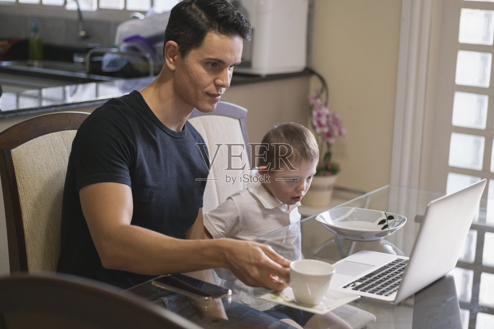 和儿子一起在家的男人照片摄影图片