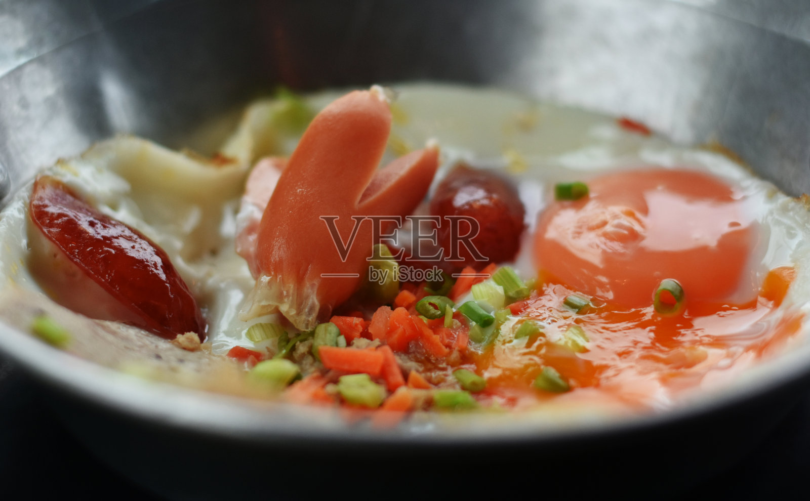 早餐鸡蛋锅那是丰富多彩的和美味的照片摄影图片