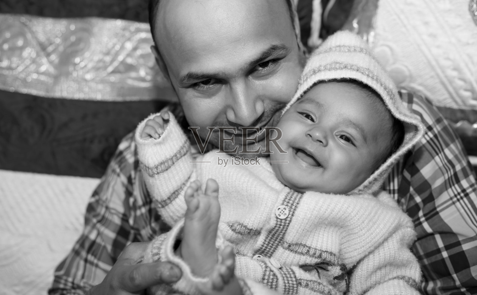 快乐的父亲和她的宝贝女儿照片摄影图片