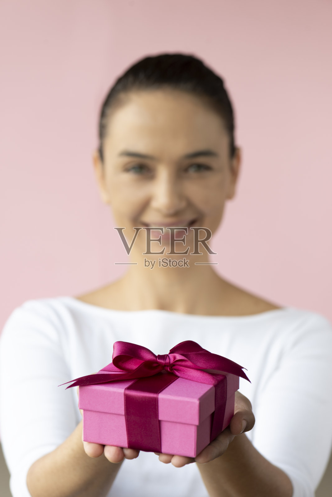 手持礼品盒的女人照片摄影图片