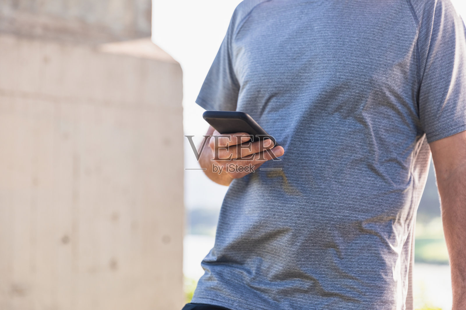 一个不认识的男人在智能手机上滚动照片摄影图片