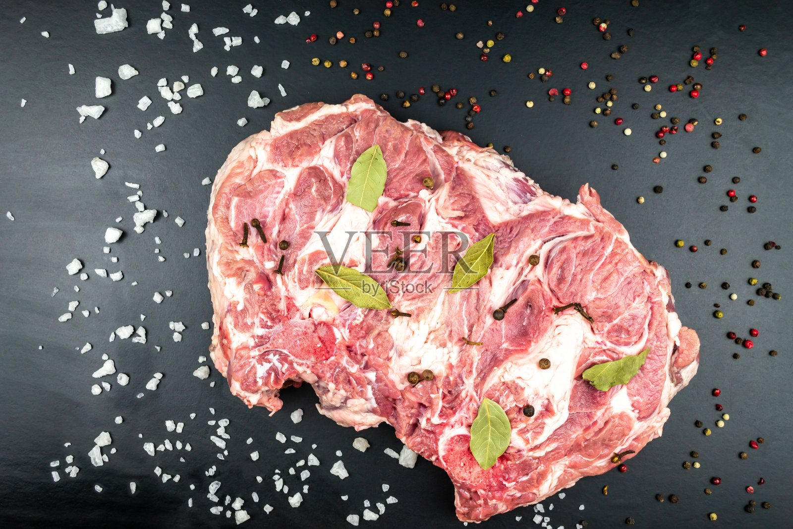 新鲜的生牛排放在木头上照片摄影图片