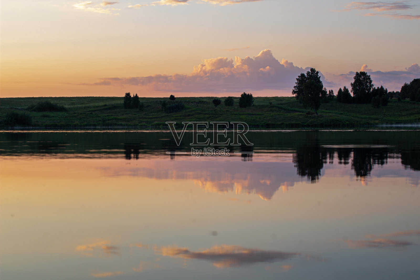 美丽多彩的日落在西伯利亚的一个湖，俄罗斯照片摄影图片