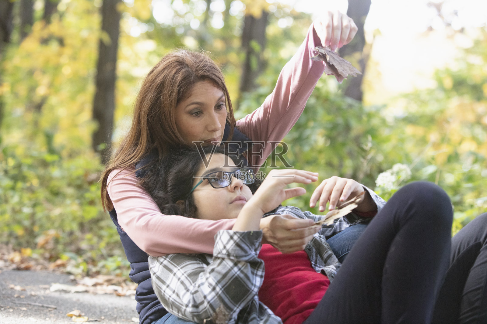 母亲和女儿在户外大自然中玩耍照片摄影图片
