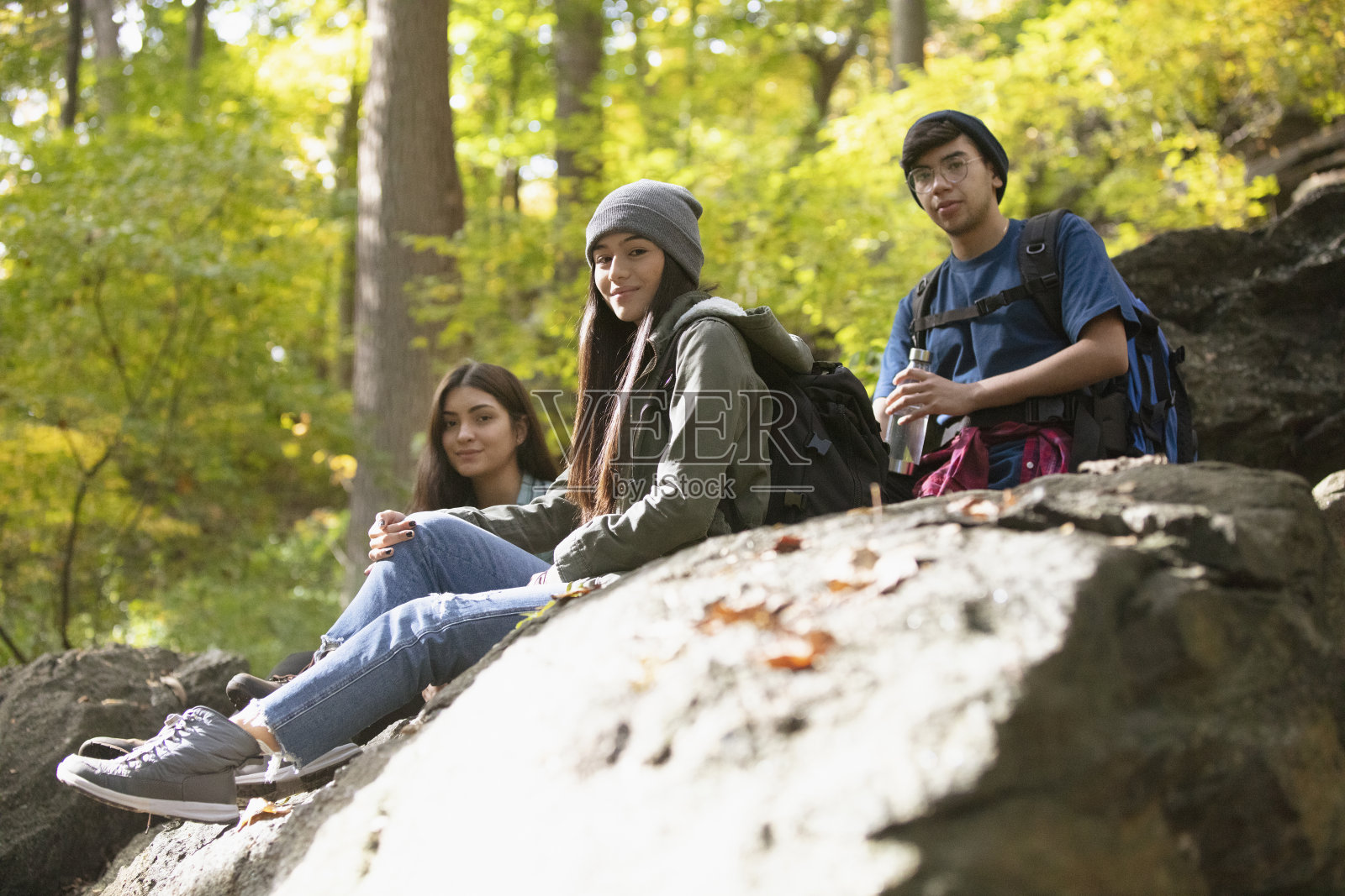 青少年朋友们在大自然中徒步旅行照片摄影图片