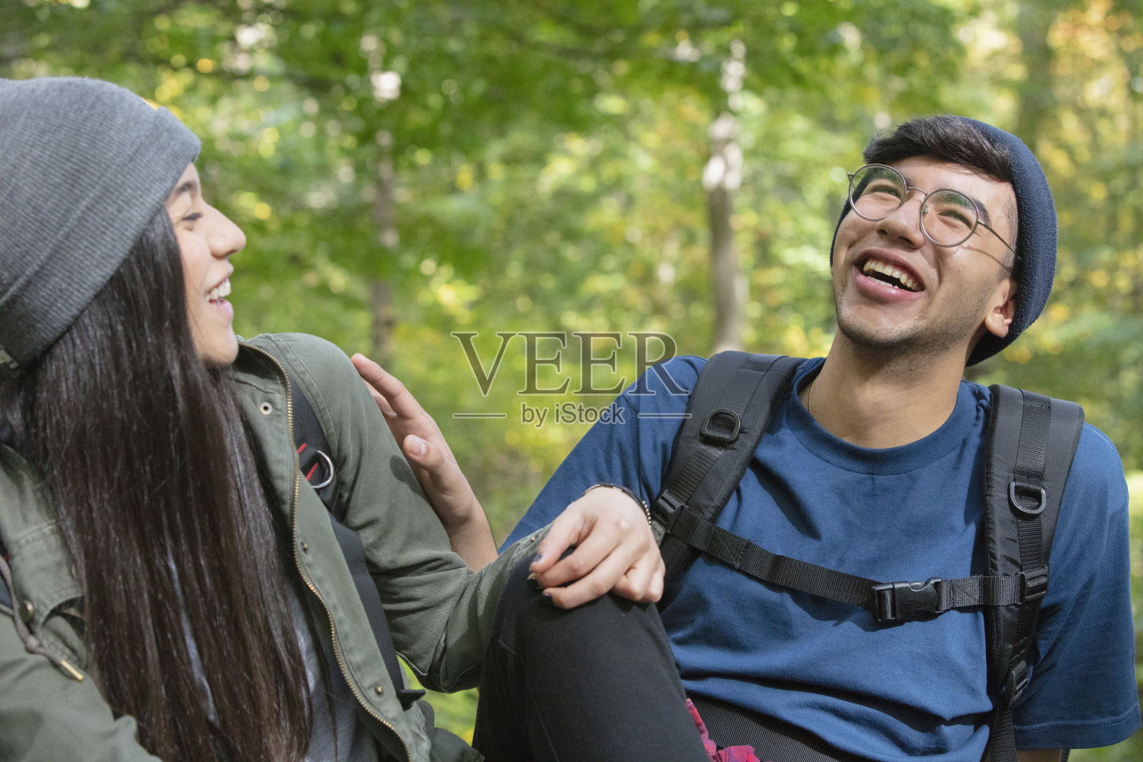 青少年朋友们在大自然中徒步旅行照片摄影图片