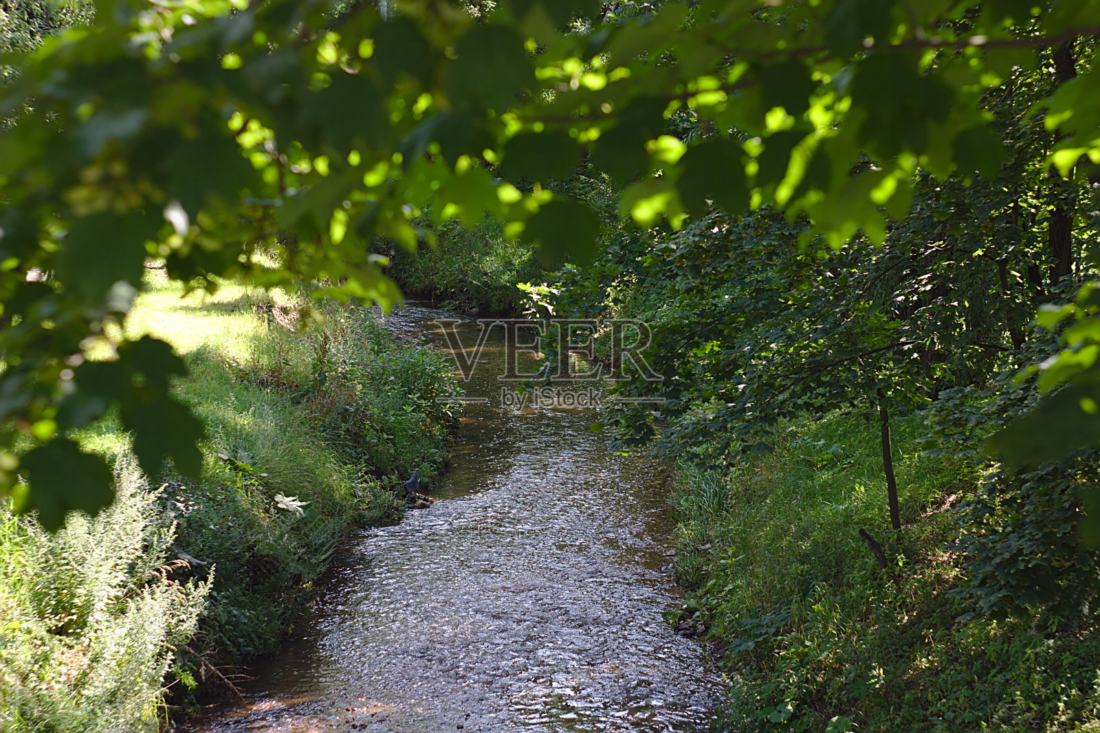 城市边界的一条小河照片摄影图片