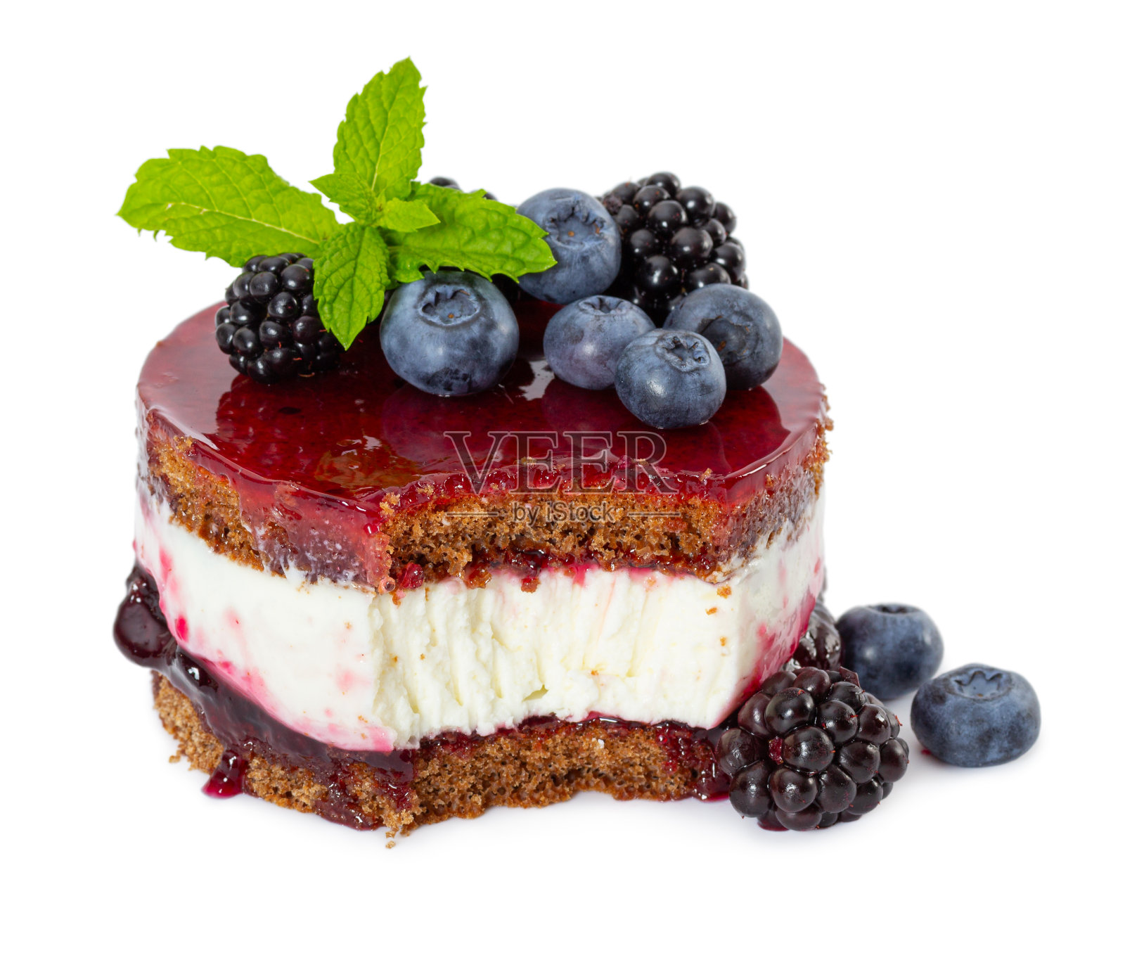 芝士蛋糕配新鲜薄荷、蓝莓、黑莓、果酱和果冻照片摄影图片