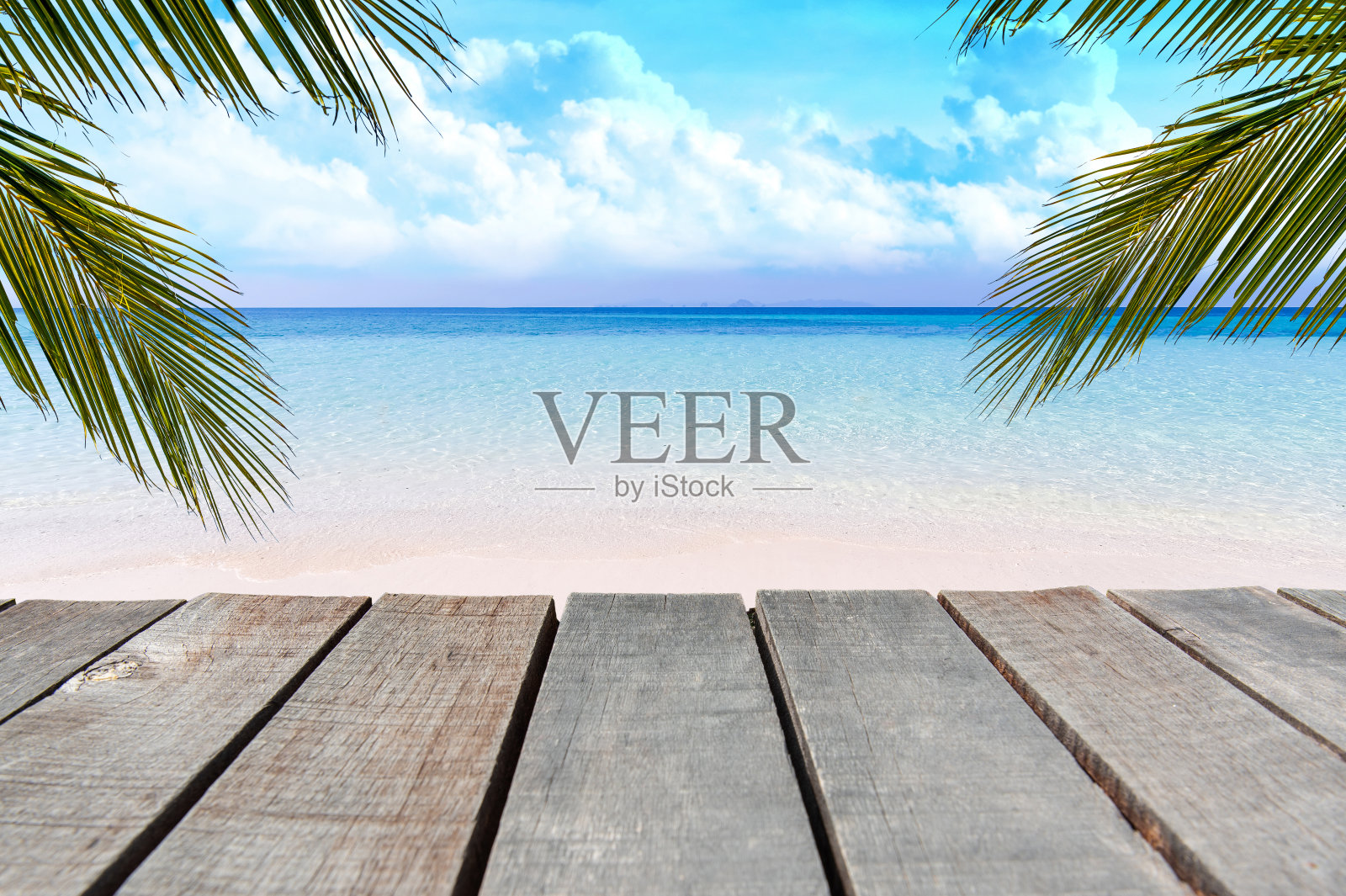 夏天沙滩上的木地板或木板。产品展示。平静的大海和蓝天背景。照片摄影图片