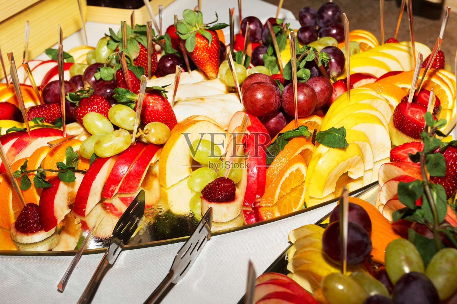 正宗的自助餐，各种新鲜水果，浆果和柑橘类水果。晨光大气，时尚新潮点软焦点。准备设计创意菜单。照片摄影图片